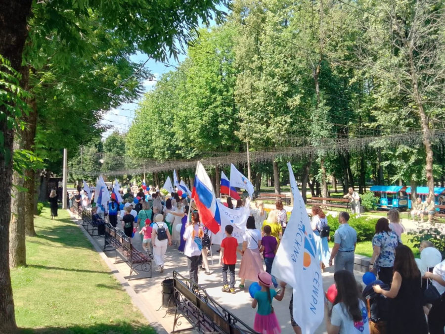 В Смоленском Лопатинском саду прошел Парад семьи